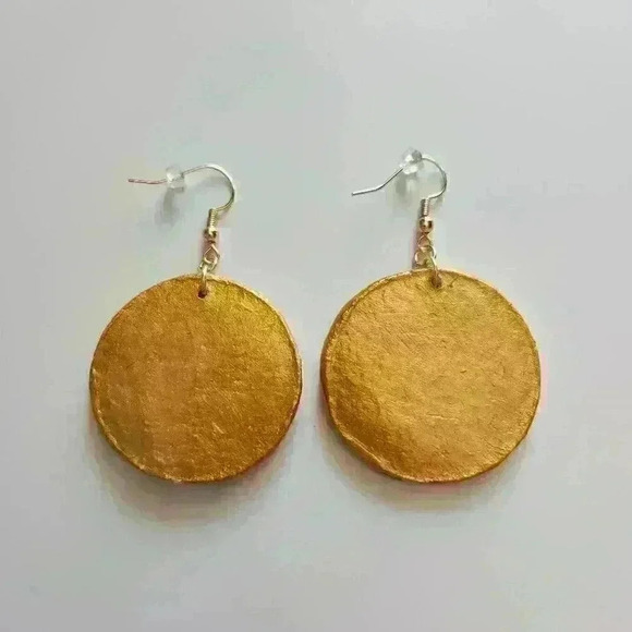 Frog queen on circle hoop hand-painted gold earrings ✦ Cute forest fairy style ✦ - Picture 7 of 10